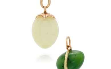 TWO GOLD-MOUNTED HARDSTONE EGG PENDANTS, THE BOWENITE EGG BY FABERGÉ, LATE 19TH/EARLY 20TH CENTURY