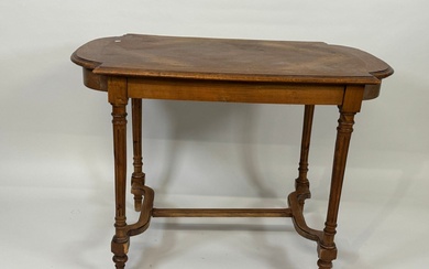 Table de milieu en bois et placage, l'entretoise en H. Style Louis XVI. 70 x...