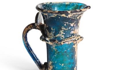 Tasse en verre composite bleu, Perse XIIe siècle A composite...