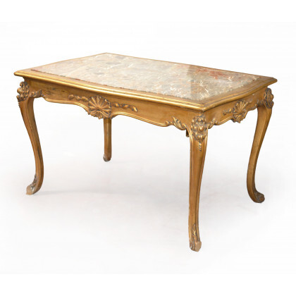 Tavolo da centro di forma sagomata in legno dorato e intagliato a conchiglie e motivi vegetali, piano in marmo (cm...