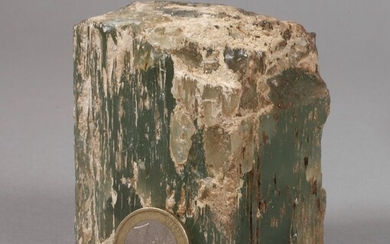 Tourmalinepetit cristal de tourmaline vert turquoise, dimensions environ 7,5 x 7,5 x 5 cm.