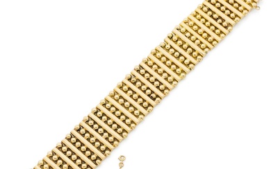 Travail français des années 1960-70 Bracelet ruban souple en or jaune 18k (750‰) ajouré à...