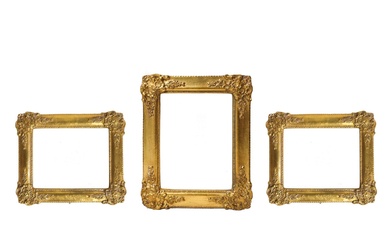Triptyque de cartouches en bois doré Deux cadres identiques dimensions intérieures cm 19 x 25,...
