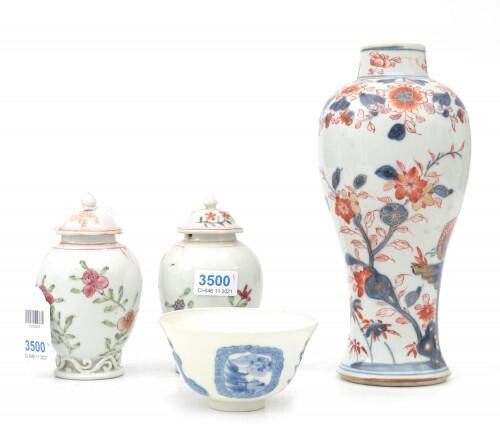 Twee diverse Chinees porseleinen theeflacons, een Imari vaas en een blauwe kom. Beschadigingen. Hoogte vaas 23 cm.