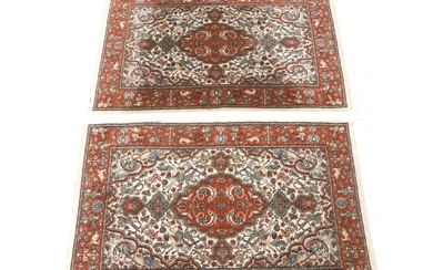 Twee handgeknoopte 'Isfahan' Perzische tapijten, Iran, 2e helft 20e eeuw