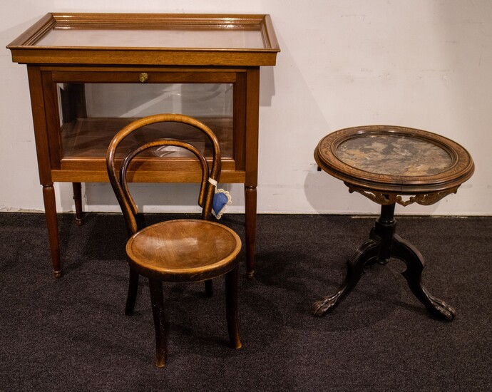 Un meuble à thé Art Déco, une chaise d'enfant Kohn & un gueridon tripodeUn meuble...