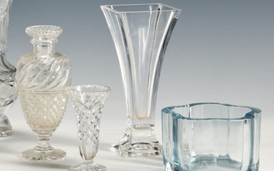 Un vaso di forma polilobata in vetro massiccio... - Lot 500 - Pierre Bergé & Associés