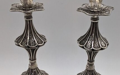Une paire de chandeliers en argent filigrané du Moyen-Orient, 380g, 20cm
