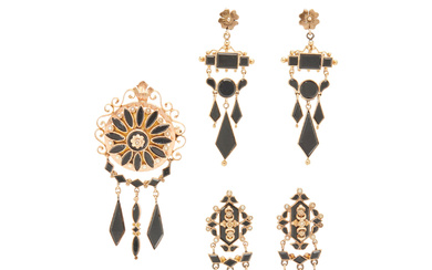 VICTORIAN, COLLECTION OF YELLOW GOLD AND ONYX MOURNING JEWELRY