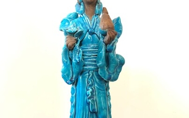 VIETNAM. Sculpture en grès partiellement émaillée bleu turquoise figurant une dame de qualité. Vers 1950....