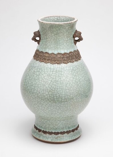 Vase - Porcelain - A Guan-Type Crackleware Twin Handled Vase - China - 18th/19th Century
