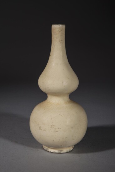 Vase double gourde en porcelaine à glaçure monochrome blanche.