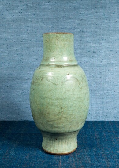 Vase en grès émaillé céladon, à décor de... - Lot 109 - Pestel-Debord