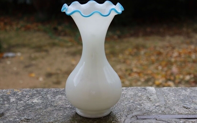 Vase en opaline blanche, bordure du col dentelé... - Lot 9 - Alexandre Landre