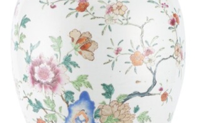 Vase en porcelaine de Chine à décor en famille rose, époque Qing