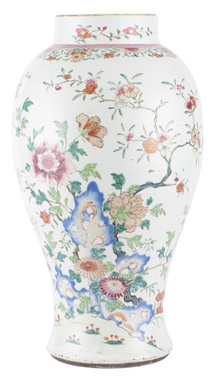 Vase en porcelaine de Chine à décor en famille rose, époque Qing