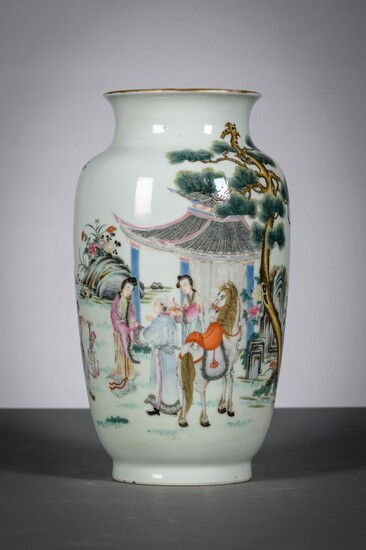 Vase en porcelaine de Chine famille rose 'voyageurs', époque République (h21.5cm)