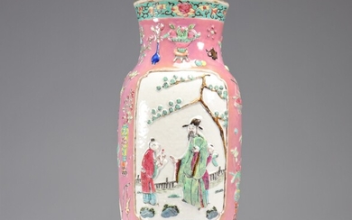 Vase en relief de la famille rose à décor de personnages Poids: 1.50 kg Région:...