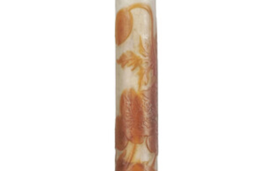 Vase soliflore en verre multicouche signé Gallé. A décor dégagé à l'acide de pavots oranges sur fond blanc, h. 29 cm