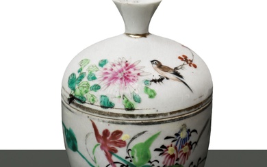 Vaso cinese in porcellana bianca a forma tonda con decori floreali