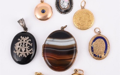 Y A COLLECTION OF ANTIQUE LOCKETS