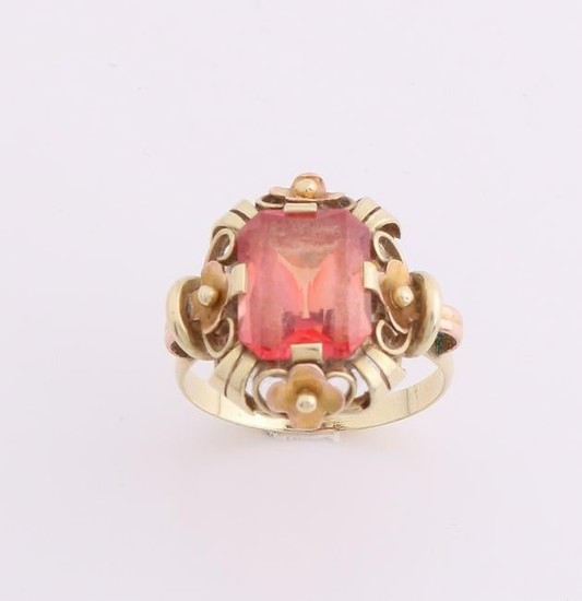 Yellow gold ring, 585/000, with orange stone. Ring with