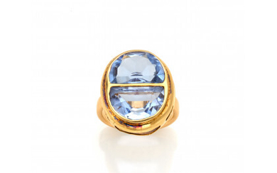 Yellow gold synthetic light blue quartz ring, g 12.51 circa size 16/56. English hallmarks.