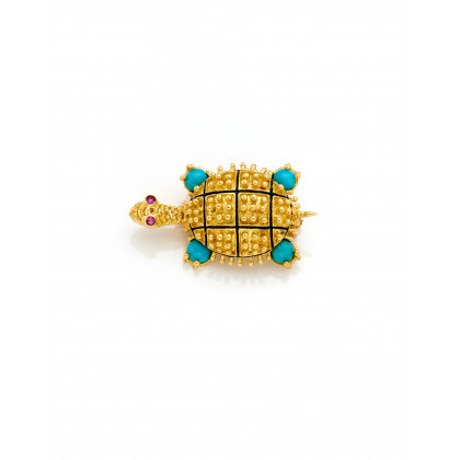 Yellow gold turtle brooch with synthetic ruby eyes, recompacted turquoise and enamel details, g 5.51 circa, length cm 3 circa....