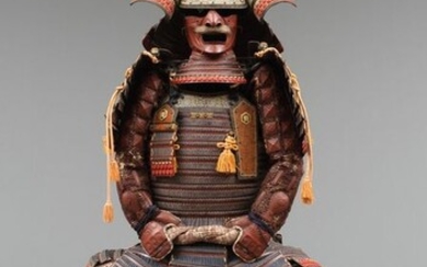 Yoroi - Lacquered metal - Kōnin of the 11th generation - A red impressive ōyoroi with 32 plate hoshikabuto-helmet & kikkō ni narabiya family crest - Japan - Shōwa period (1926-1989)