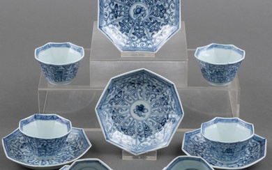 Zes Chinees porseleinen octagonale kommetjes en schoteltjes met blauw-wit...