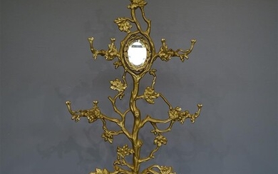 (-), imposante goudbeschilderde gietijzeren kapstok met 3 kaarsenhouders...
