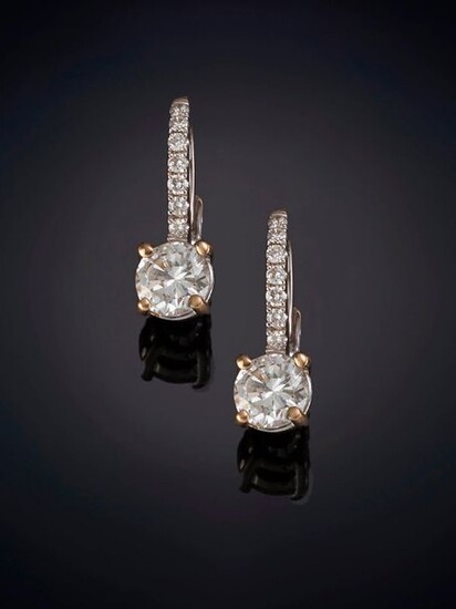 0.50 CT DIAMOND EARRINGS. APPROX. EACH EXTRA QUALITY FOR ITS COLOR AND PURITY, hanging from a fine line of diamonds. Frame of 18k white gold. Output: 1.500,00 Euros. (249.579 Ptas.)