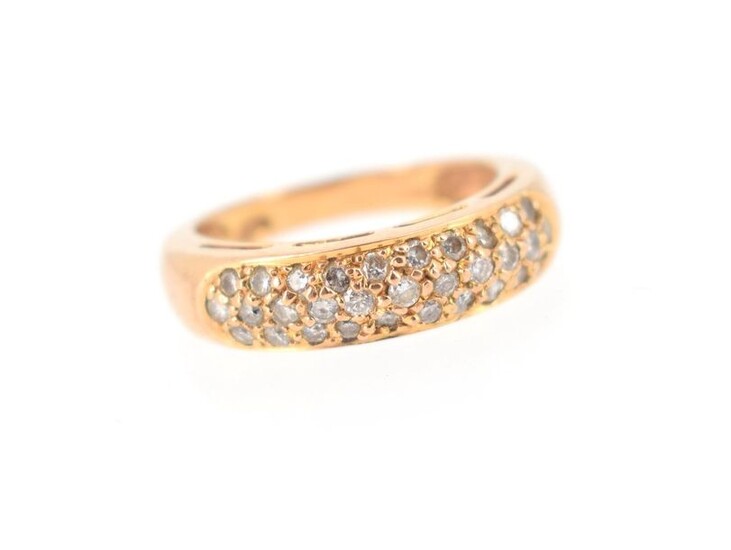 18 K (750°/°°) yellow gold ring decorated with a paving of brilliants.