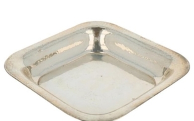 Koekjesschaal vierkant gehammerd strak model met uitlopende zijkanten zilver.