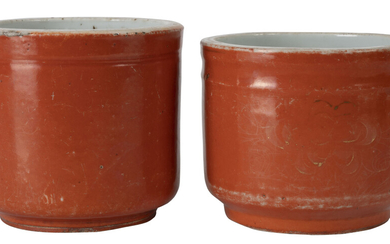 2 bitong (pots à pinceaux) en porcelaine à glaçure corail, Chine, XIX-XXe s., h. 11,5 cm et 10,5 cm, diam. extérieur 12,5 cm