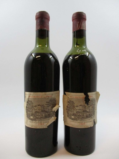 2 bouteilles CHÂTEAU LAFITE ROTHSCHILD 1949 1er GC Pauillac (basse épaule, étiquettes très abimées, déchirées, certainement tombées pui