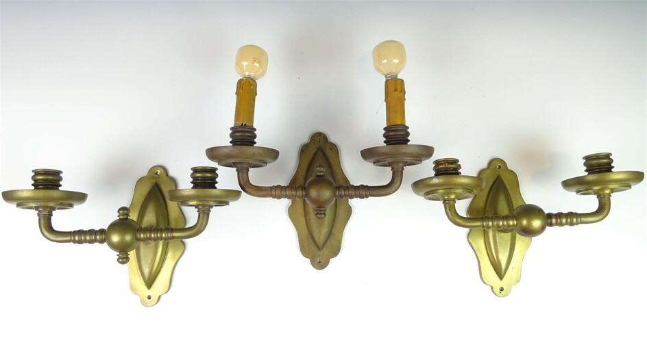 (-), 3 bronzen 2-lichts wandlampjes waarvan 1 exemplaar...