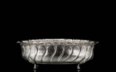 A silver centrepiece. Milan, early 20th century, silversmith Miracoli (cm 39x27xh. 12 ca) (gr 1110 ca.) (minor defects)