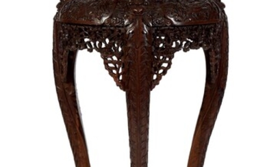 90 Chine, XIXème siècle Haute et importante sellette en bois