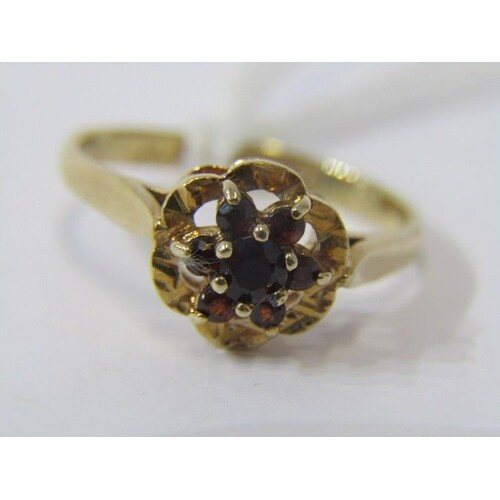 9ct YELLOW GOLD GARNET CLUSTER STYLE RING, size L