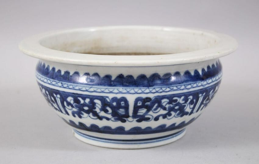 A 19TH CENTURY CHINESE BLUE & WHITE PORCELAIN