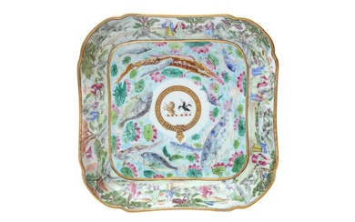 A CHINESE CANTON FAMILLE ROSE ARMORIAL 'ARMS OF CLERKE' SQUARE DISH 十九世紀 約1813年 廣彩繪克萊克家族徽章紋方盤