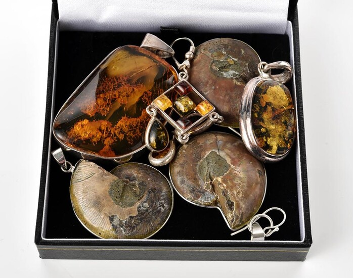 A COLLECTION OF AMMOLITE AND AMBER SET STERLING SILVER JEWELLERY