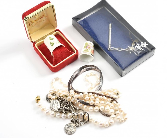 A COLLECTION OF JEWELLERY INCLUDING A BRACELET, A CHAIN IN STERLING SILVER AND PORCELAIN TRINKETS ETC