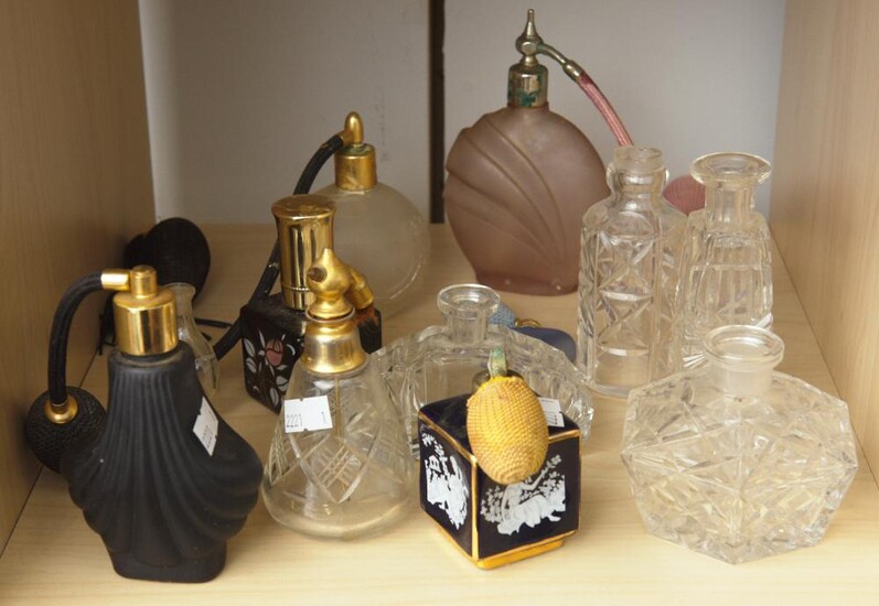 A COLLECTION OF VINTAGE SCENT BOTTLES (A/F)