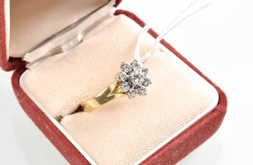 A DIAMOND CLUSTER RING IN 18CT GOLD