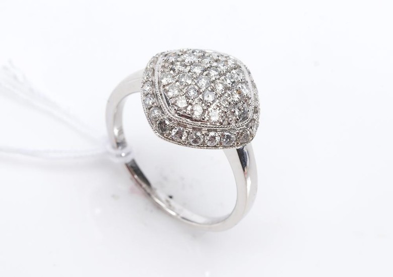 A DIAMOND CLUSTER RING IN 18CT WHITE GOLD, DIAMONDS TOTALLING APPROXIMATELY 0.83CTS, SIZE M