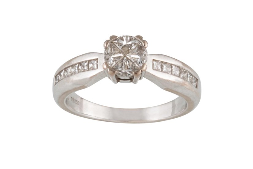 A DIAMOND CLUSTER RING, mounted on 18ct white gold
