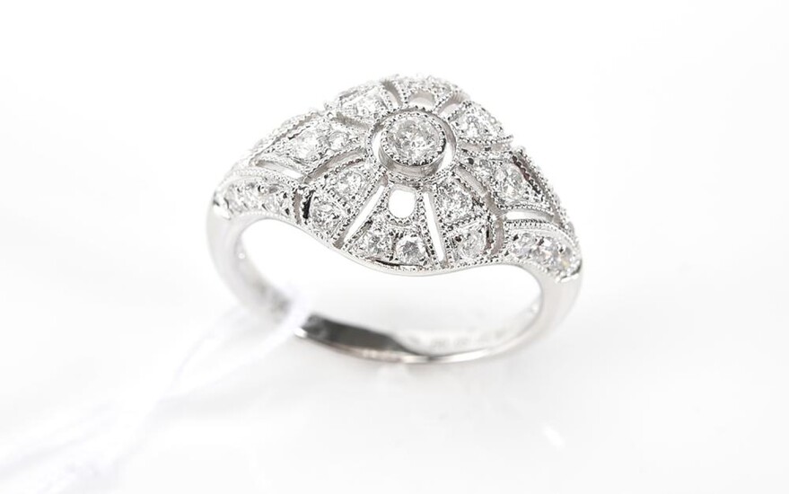 A DIAMOND PLAQUE RING IN 18CT WHITE GOLD, SIZE M, 3.6GMS