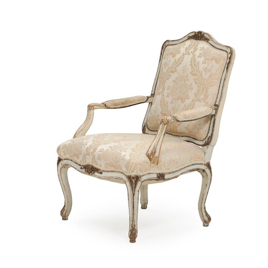 NOT SOLD. A French 18th century white painted and gilt wood Louis XVI armchair, carved with foliage, cabriole legs. – Bruun Rasmussen Auctioneers of Fine Art